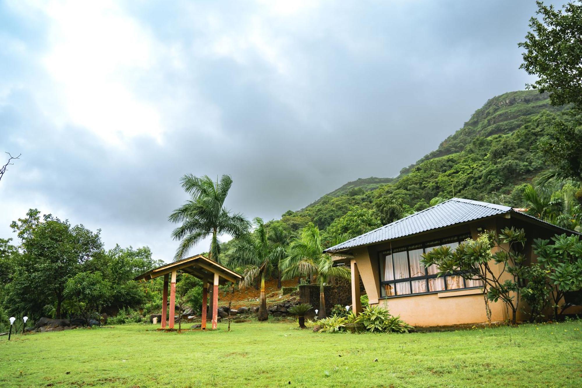 Rajlok Resorts Pune Exteriör bild